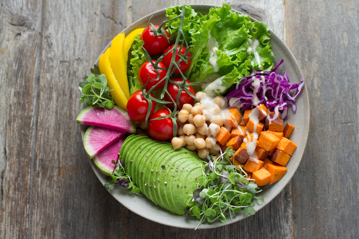 Salad segar dengan sayuran hijau dan protein